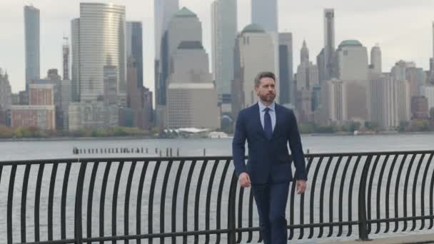 ニューヨーク市内を歩くビジネスマン 市街地の屋外を歩く成功した男 ビジネスマンのビジネス成功 マンハッタンのヒスパニック系ビジネスマン スペースをコピーする ビジネス成功男屋外 — ストック動画