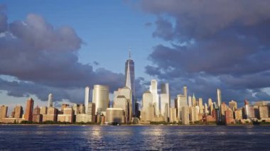 Manhattan New York Şehri, New York. New York Manhattan 'da hava karardığında zaman turu başlar. New York 'ta günbatımı Aşağı Manhattan Finans Bölgesi Hudson Nehri' nde. New York 'tan sevgilerle..