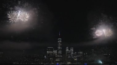 Flashing Fireworks ile New York City Skyline Manhattan. New York Manhattan havai fişekleri. New York Havai fişekleri Manhattan üzerinde. 4 Temmuz Havai fişekleri. Bağımsızlık Günü