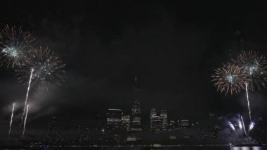 Flashing Fireworks ile New York City Skyline Manhattan. New York Manhattan havai fişekleri. New York Havai fişekleri Manhattan üzerinde. 4 Temmuz Havai fişekleri. Bağımsızlık Günü