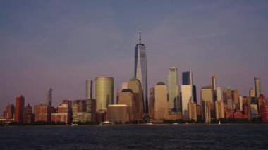 New York Manhattan Cityscape New York. New York Manhattan 'da hava karardığında zaman turu başlar. New York 'un Aşağı Manhattan Finansal Bölgesi Hudson Nehri' nde Timelapse Sunset. New York 'tan sevgilerle..
