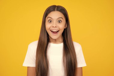 Çocuklar Günü 'nde. Heyecanlı bir genç, şaşkın ve neşeli duygular içinde