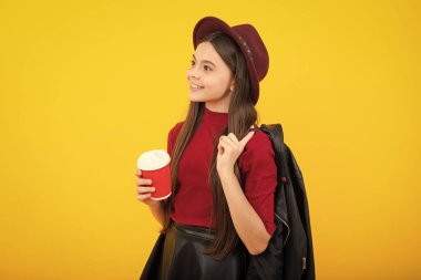 Elinde kahve fincanı, öğrenme ve eğitim tutan moda öğrencisi kız. Kahve molası ve okul molası. Okula dönelim. Yeni yetme plastik bardaklar Kakao ya da çay içecekler