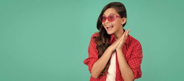 Akıllı telefondan video blogu hazırlıyorum. Blog lambası. Etkileyici iletişim. Çocuk yüzü, yatay poster, izole edilmiş genç kız portresi, fotokopi alanı olan pankart