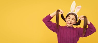 Dilini gösteriyor. Sadece eğleniyorum. Parti için hazırım. Mutlu çocukluk. Neşeli tavşan çocuk. Paskalya çocuğu yatay posteri. Tavşan çocuğun web afişi, kopyalama alanı