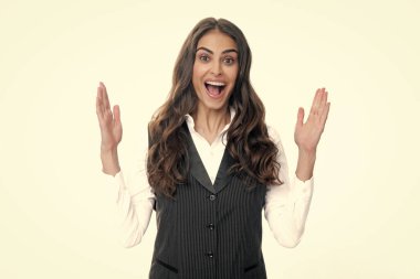 Ağzını açarak şaşırmış genç bir kadın. Heyecanlı, nefes nefese bir kızın portresi. Etkileyici yüz ifadeleri. Kız öğrenci, genç öğretmen.