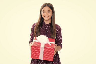 12-14 yaşlarında, izole edilmiş beyaz bir geçmişi olan bir çocuk. Doğum günü, tatil konsepti. Gençler hediye kutusunu tutar. Mutlu gülümseyen genç kızın portresi.