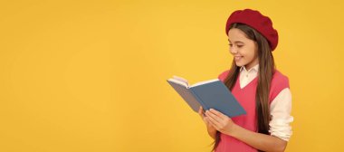 Fransız bereli mutlu bir genç kız sarı arka plan kitabı okuyor, okuyucu. Liseli kız öğrenci pankartı. Kopya alanı olan öğrenci portresi