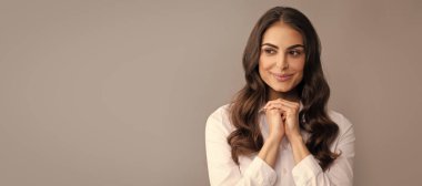 Olumlu düşün. Mutlu kadın gülümsemeyi düşünüyor. Düşünceli kariyer kızı, gri arka plan. İzole edilmiş yüz portresi, afiş başlığı posteri ve kopyalanmış kopya alanı