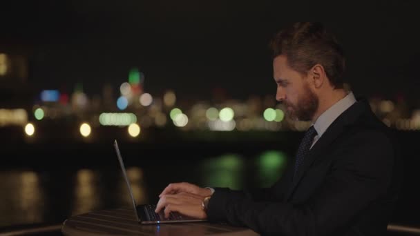 Бізнесмен Іспаномовний Бізнесмен Працює Ноутбуці Онлайн Офісу Віддалена Робота Керівника — стокове відео