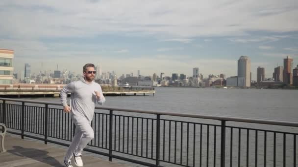 运动员在跑步 曼哈顿的跑步者长跑运动员 慢跑者在户外运动训练中奔跑 晨练跑步者在纽约跑步 城市耐力训练 — 图库视频影像