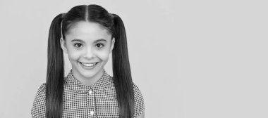 Masum kız çocuğu mutlu, gülümseyen sarı arka plan, kızlık. Çocuk yüzü, yatay poster, izole edilmiş genç kız portresi, fotokopi alanı olan pankart