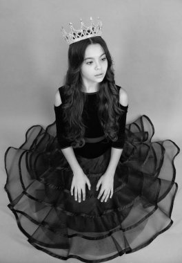 Kızlar partisi, tacın içindeki komik çocuk. Çocuk kraliçe diyabet tacı takıyor. Küçük şirin prenses portresi.