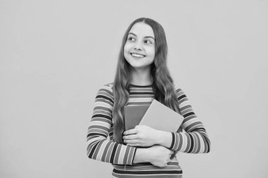 Okula dönelim. Kitaplı liseli bir kızın portresi. Çocuk okulu ve eğitim konsepti. Öğrenci kız.