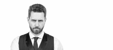 İnsan yüzü portresi, fotokopi alanı olan pankart. İngiliz anahtarı olan girişimci beyaza izole edilmiş. Kendinden emin bir iş adamı.