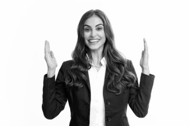 Mutlu gülümseyen, şaşkın iş kadını portresi. Çekici, genç, hoş, neşeli bir kız. Günlük kıyafetler içinde. Mutlu ve tasasız, izole beyaz bir geçmişi var. Kadın ofis çalışanı, başarılı menajer.