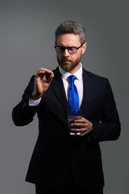 Yorgun adamın korkunç bir baş ağrısı var. Bitkin, sağlıksız hisseden, baş ağrısı hastalığına üzülen bir adam. Adam baş ağrısından ilaç alıyor.