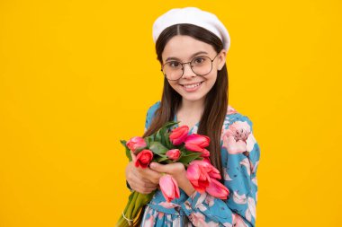 Çiçek hediyesi. Mutlu çocuk laleleri tutuyor. Bir buket lalesi olan bir kız, mutlu sürpriz kızı tebrik eder, fotokopi çeker. Kutlama tatili, doğum günü ve anneler günü.