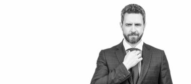 Orta yaşlı menajer, şık mavi takım elbiseli, resmi moda tarzında kravat takıyor. İnsan yüzü portresi, kopyalama alanı olan pankart