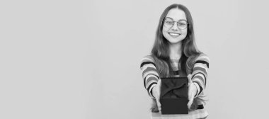 Hediyeler ve hediyeler. Satın alınmış alışveriş çocuğu. Kutulu çocuk. Doğum günün kutlu olsun. Yetenekli çocuk, yatay poster. Kopyalama alanı olan başlık