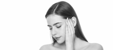 Kadın yüzü, yakın portre, kopyalanmış afiş. pürüzsüz ve yumuşak kadın teni. Kadın pürüzsüz yüze dokunur. Çıplak omuzlu genç kız.