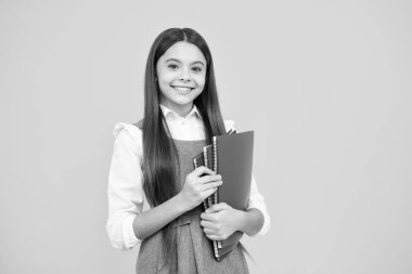 Kitapları olan liseli bir kız. Öğrenci kız.