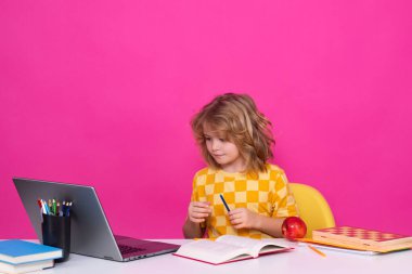 Stüdyoda izole edilmiş inek öğrenci. İlkokuldan zeki bir çocuk. Zeki dahi zeki çocuk öğrenmeye hazır. Sıkı çalış.