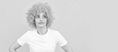 İzole edilmiş yüz portresi, fotokopi alanı olan pankart. Yukarı bakıyorum. Turuncu peruklu komik kız. 1 Nisan şakası. Mutlu bayan eğleniyor. Deliriyor