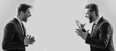 İnsan yüzü portresi, fotokopi alanı olan pankart. Tatminsiz adamlar başarısızlığı tartışır. İki meslektaş anlaşmazlık ve anlaşmazlık yaşadı