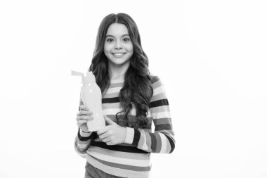 Su şişesi ile izole edilmiş stüdyo geçmişi olan bir çocuk. Su şişesi ve sağlıklı yaşam. Sağlık ve su dengesi. Mutlu kız yüzü, pozitif ve gülümseyen duygular