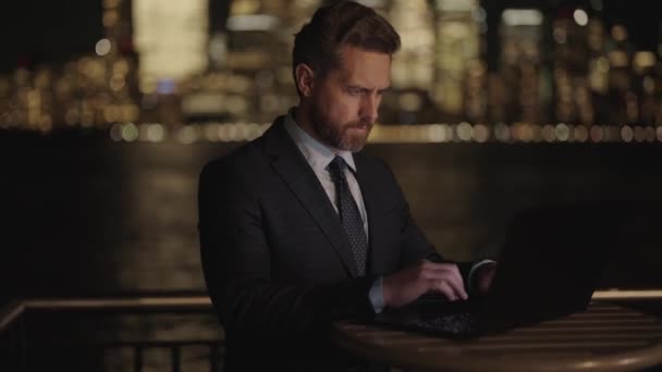 Homem Negócios Trabalhar Online Empresário Bem Sucedido Freelancer Online Sucesso — Vídeo de Stock