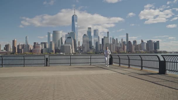 运动员慢跑者跑 穿运动服的人在训练 曼哈顿的跑步者复制空间 在纽约 晨练运动员跑步 慢跑者在运动会上跑步 健美运动员 — 图库视频影像