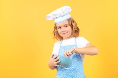 Aşçıbaşı aşçı çocuk. Şef çocuk sağlıklı yemek hazırlıyor. Şef şapkalı çocuk portresi