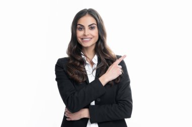 Kadın fotokopi alanını işaret ediyor, kopyalama alanını gösteriyor. Promosyon, reklam içerikli jest gösteren kız, elle tavsiye edilen ürünü işaret ediyor. Kadın iş modeli yüzü