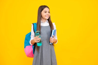 Sırt çantasında su şişesi olan tatlı bir kız.