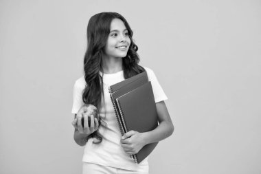 Kitaplı okul çocuğu. Öğrenim ve eğitim