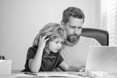 Sakallı baba ya da özel öğretmen. Oğluna modern laptop ve webinar öğretiyor..