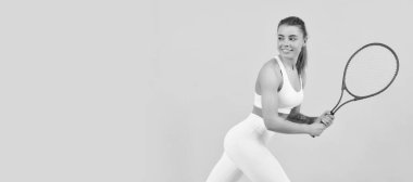 Sırıtkan tenisçi sarı arka planda raketle koşuyor. İzole edilmiş yüz portresi, kopyalama alanı oluşturulmuş pankart