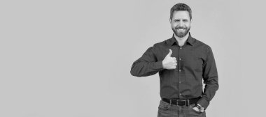 Onay ya da memnuniyet göstergesi. Mutlu adam başparmağını kaldırır. Onaylama konsepti. İnsan yüzü portresi, kopyalama alanı olan pankart