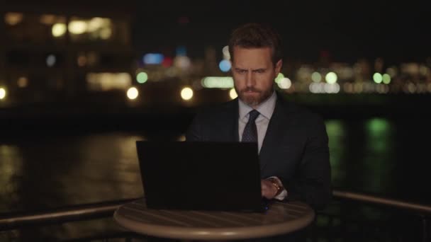 Başarısı Dışarıda Dizüstü Bilgisayarda Çalışan Bir Adamı Akşamları Dizüstü Bilgisayarda — Stok video