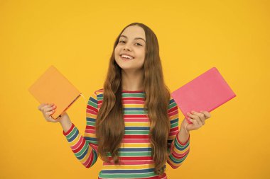 Kitaplı okul çocuğu. Öğrenim ve eğitim