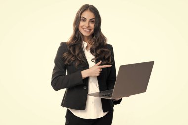 Gri arka planda izole edilmiş dizüstü bilgisayarda çalışan pozitif neşeli CEO uzmanı bir kadının portresi. Bilgisayarlı sekreter, stüdyo resmi.