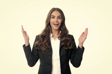 Kadın fotokopi alanını işaret ediyor, kopyalama alanını gösteriyor. Promosyon, reklam içerikli jest gösteren kız, elle tavsiye edilen ürünü işaret ediyor. Beyaz arkaplan