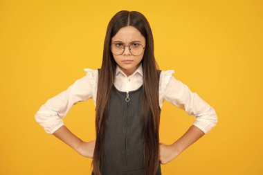 Mutsuz, üzgün genç kız. Kapanış portresi, çılgın genç kız. Öfkeli negatif insani duygu yüz ifadesi tutum.