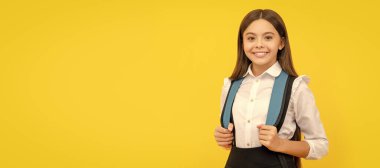 çocukluk mutluluğu. Okul çantalı çocuk. Mutlu genç kız sırt çantası taşıyor. Okula dönüyorum. Liseli kız öğrenci pankartı. Kopya alanı olan öğrenci portresi