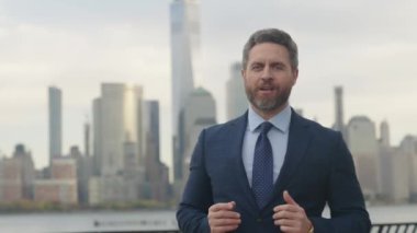 Reklam ajansı açılışı. İş sunumu. İş dünyasının sunumundaki iş adamı konuşması. Hoparlör izleyicilere çevrimiçi konuşuyor. İş adamı motivasyonu açıklıyor. İş sunumu. Politikacı.