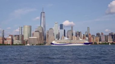 New York, ABD - 16 Haziran 2023 New York 'ta Manhattan' ın yanındaki Venezia Karnavalı. New York Manhattan 'ın Skyline' ı Hudson Nehri yolcu gemisiyle seyahat ediyor. .