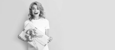 Hediye kutusu olan kızıl saçlı kadın şaşırdı. Kadınlar Günü 'nde. Güzel kadın, izole edilmiş yüz portresi, taklit alanı olan pankart.