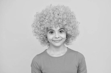 Kıvırcık saçlı komik çocuk. Eğlenme zamanı. Turuncu saçlı genç kız, palyaço. Mutlu ergen portresi. Gülümseyen kız