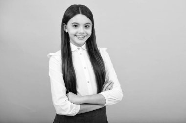 Genç çocuk kollarını birleştirdi ve kendine güveni mavi üzerine izole edildi. Kendine güvenen genç kız ellerini çapraz yaptı.